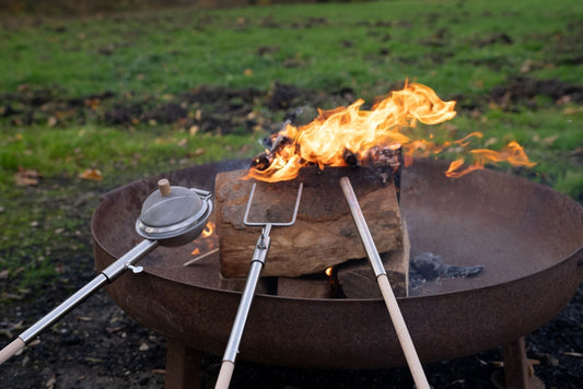 Camping Gadgets fürs Lagerfeuer: Stockbrot, Popcorn & mehr