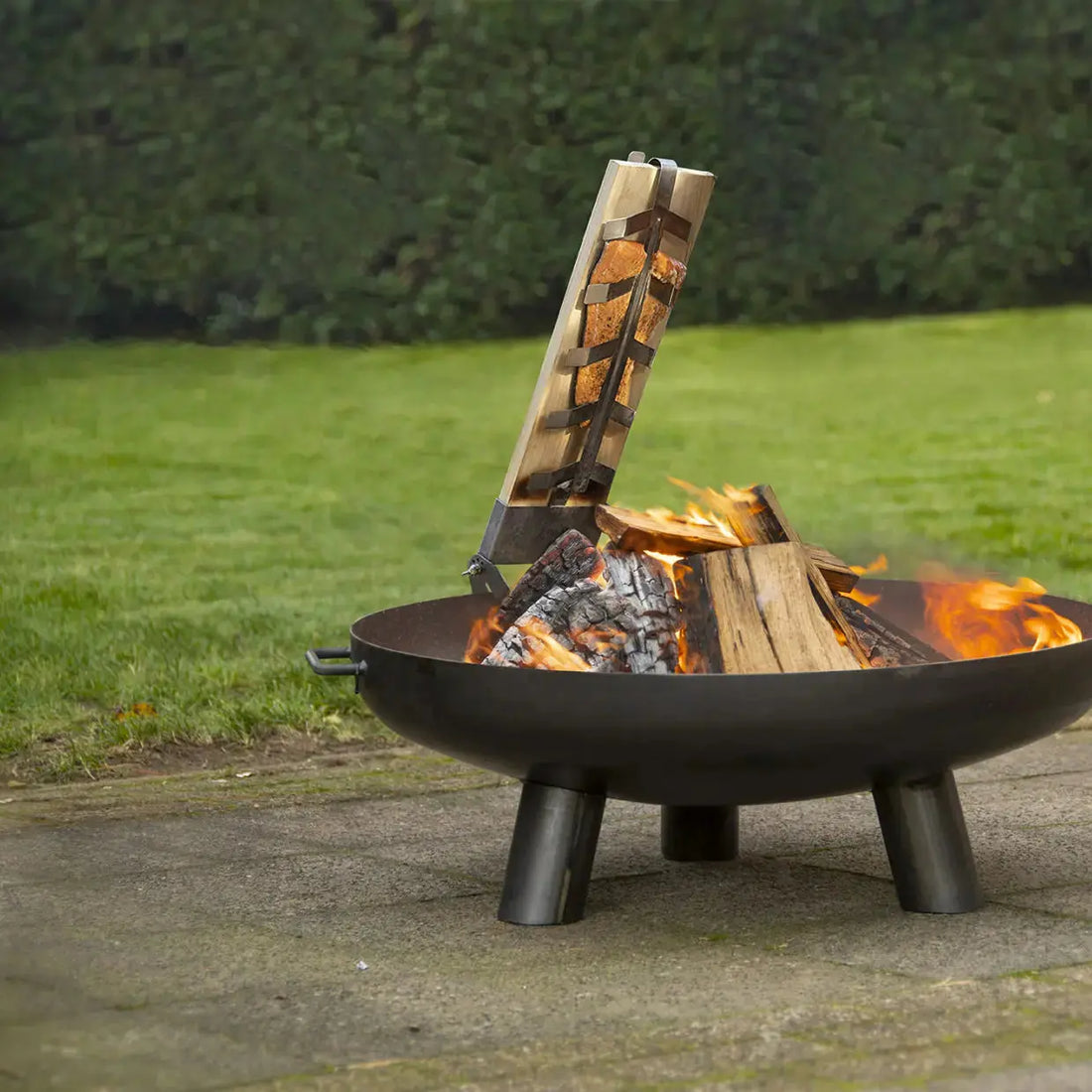 Flammlachs: Die uralte Kunst des Lachsgrillens am offenen Feuer