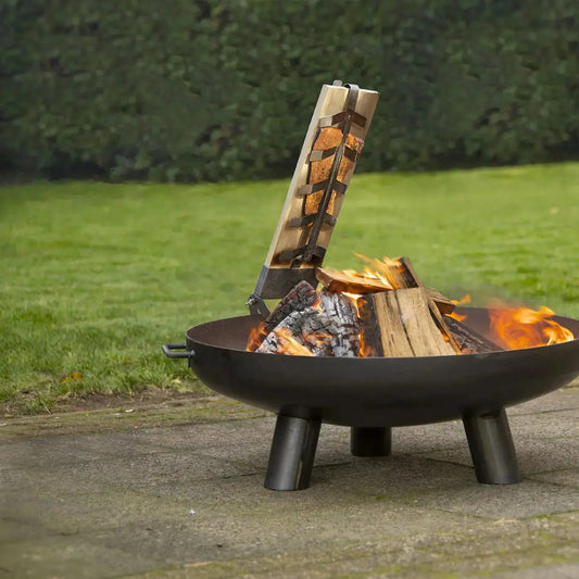 Flammlachs: Die uralte Kunst des Lachsgrillens am offenen Feuer