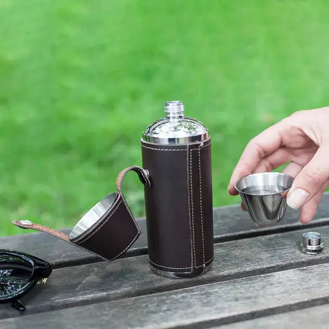 Flachmann Set mit Shotgläsern – perfekt für Lagerfeuer & Outdoor-Abende KIKKERLAND