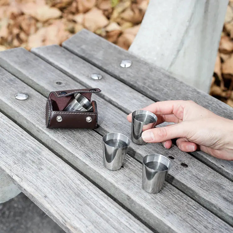 Shotgläser Set mit Lederetui – perfekt für Lagerfeuer & Outdoor-Abende